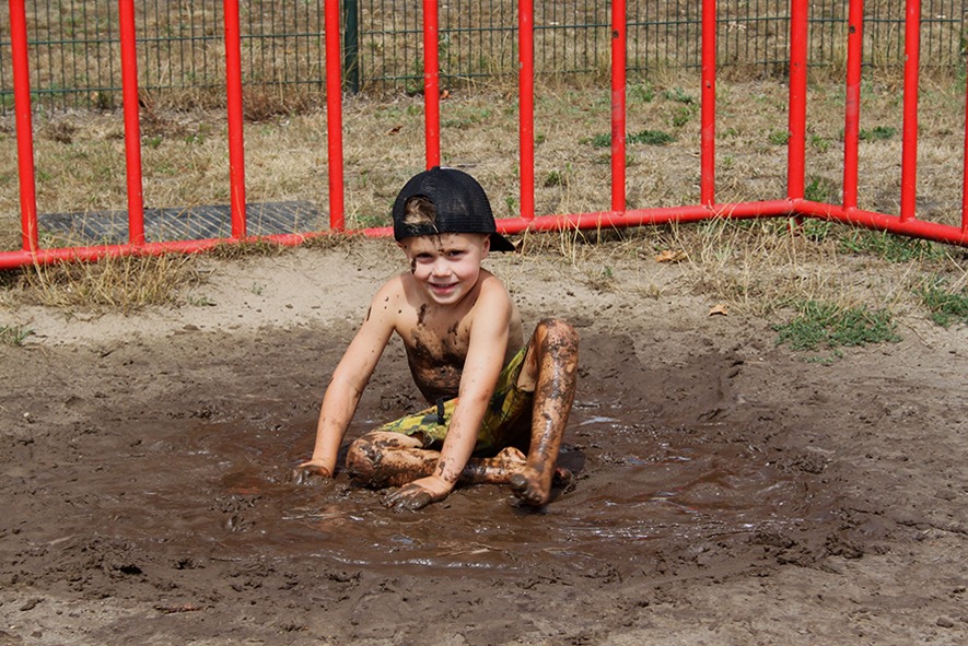 Kind in de modder